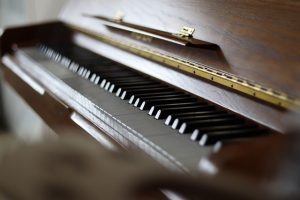 Pianino z ujęciem na klawiaturę