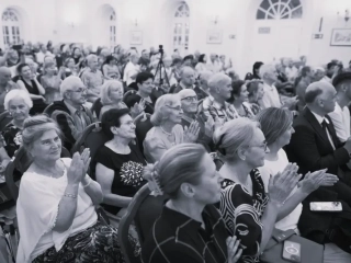 Zdjęcie widowni z jednego z koncertów organizowanych przez fundację