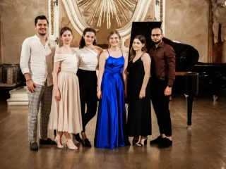 Zdjęcie pamiątkowe po recitalu fortepianowym Nicole Kiełbasiewicz