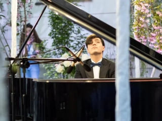 Tomasz Marut przy fortepianie podczas koncertu